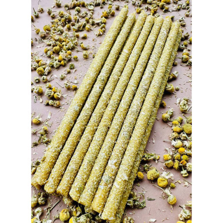 Velas decorativas de cera pura de abeja, enrolladas en flores secas de manzanilla para un ambiente natural y sereno.