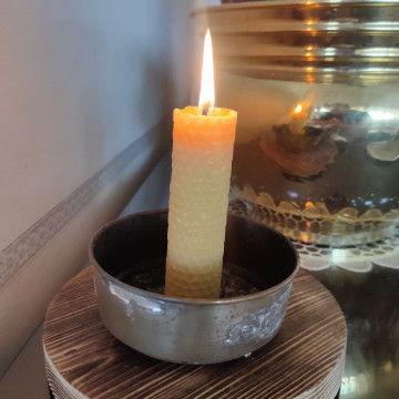 Candela in cera d'api arrotolata a mano, alta 21 cm e... 2