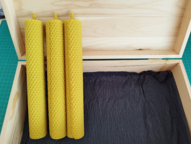 Hand-rolled Beeswax candle 21 cm high and 3.2...
