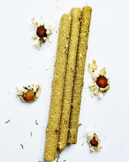 Kerzen aus 100% Bienenwachs, überzogen mit zerdrückten Kamillenblättern. Kräuterkäfer.