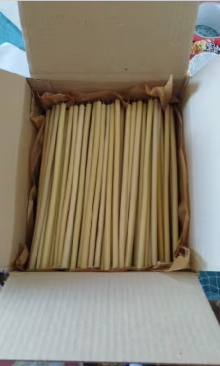 100 uds (0,9 kilogramos) velas de iglesia, 20 cm de alto (8,3 pulgadas), 0,7 cm de grosor (0,28 pulgadas).