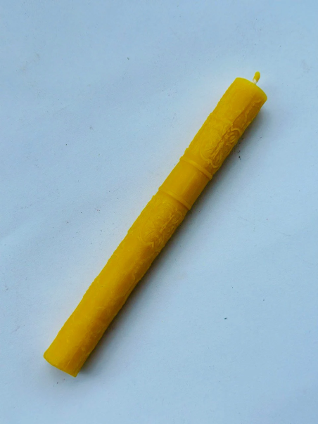 Crkvena svijeća s reljefnim uzorkom (17,5 cm). Proizvedeno u Sloveniji.