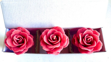 Set aus drei dekorativen Kerzen in Form einer...