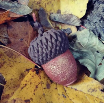 Vela de cera de abeja en forma de bellota. Hecho a mano. 2