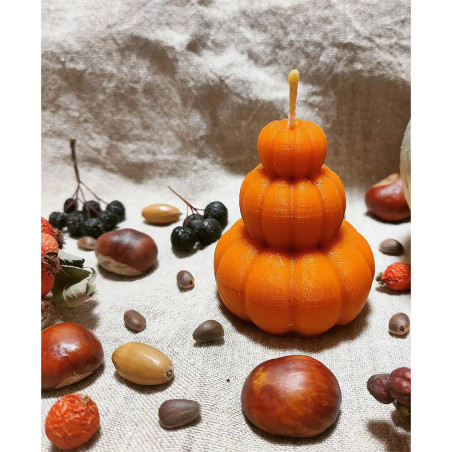 Candela a forma di zucca realizzata in cera d'api naturale. Fai da te.